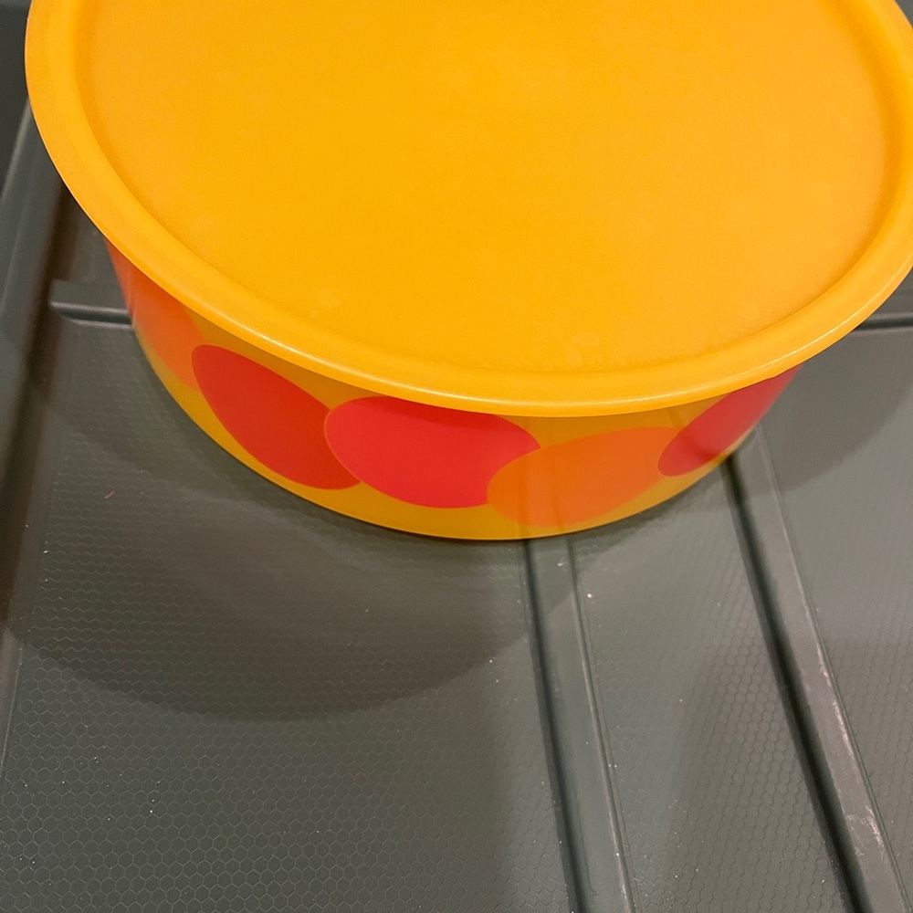 Vintage Tupperware One Touch Round Cookie/Snack Canister
